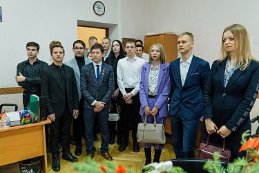 Для студентов ОГУ провели экскурсию по областному парламенту